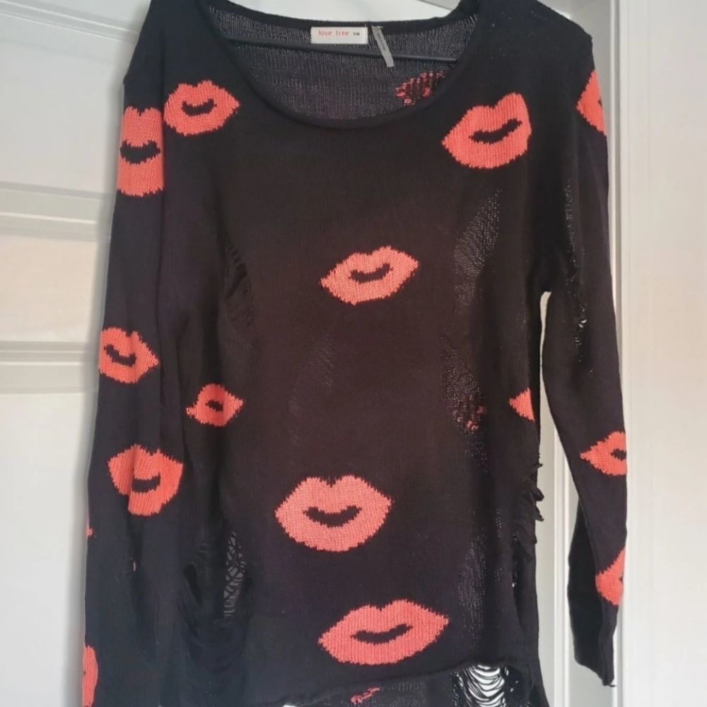Distressed lips sweater 